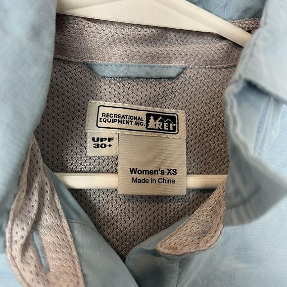 REI Shirt Womens XS Blue UPF 30 Sun Hiking Button Up Roll Tab Nylon Fishing - Picture 2 of 8